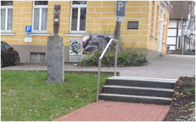 kirchplatz-skulptur-waechterin-startbild